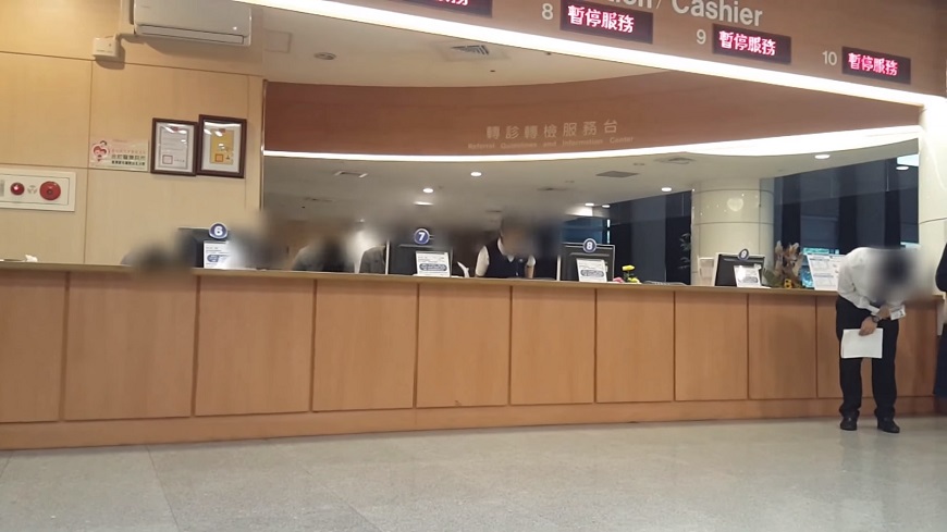 王樹偉拍攝早上8時醫院行政人員迎賓畫面(圖／翻攝自王樹偉Youtube)
