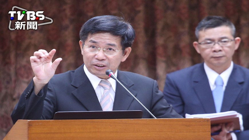 教育部長潘文忠（左）表示 ，將在12月4日前回覆連署提案。（圖／中央社）