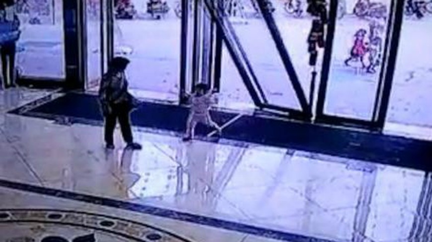 時間發生在11月6日下午4點多，一名3歲小女童和奶奶到廣東佛山市一個商場時，正要從門口進去時，玻璃大門居然應聲倒下砸中經過的小女童。
