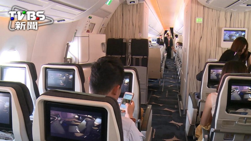 有網友爆料，帶團時曾遇到團員上飛機後假裝有「密閉空間恐懼症」，藉此升等商務艙，讓該網友痛斥「真是一個不要臉的台灣人！」，並提醒航空業者注意。