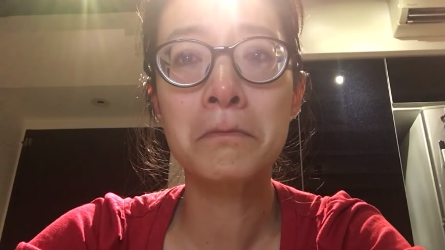 女星Janet謝怡芬平時在螢光幕前總是樂觀開朗，但今天(8日)中午她突然在臉書分享自己的Youtube Vlog，一邊哭一邊分享自己當下的低落情緒。圖／截取自YouTube