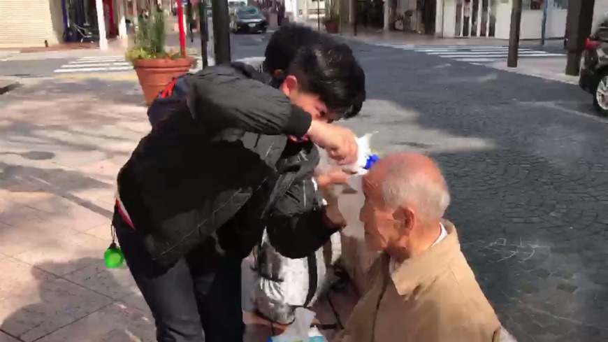台灣暖男「周本部長」與友人到日本旅遊時，遇到一位日本老爺爺騎腳踏車跌倒，他們趕緊上前關注，並替老爺爺包紮傷口。