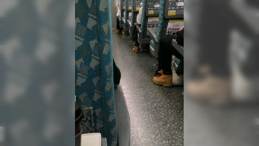 高鐵一排3個乘客的撞鞋又撞褲。（圖／翻攝自Dcard）