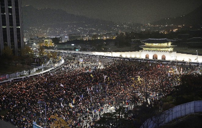 韓國大統領朴槿惠陷入風暴中，韓國民眾每個星期都在光化門集合遊行。資料照／達志影像／美聯社