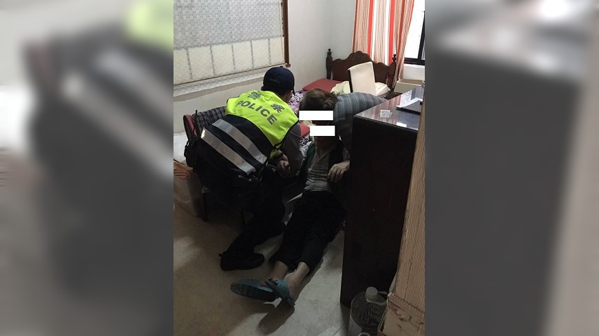 兆姓老夫妻以為警察8點才上班，就這樣跌坐在地2小時。