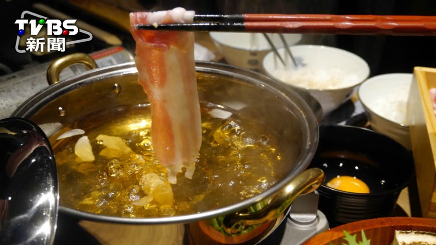 台灣人喜愛火鍋，尤其在冷冷的冬日裡，當然不能錯過，不少餐飲業者就紛紛推出鍋物料理，甚至有日本居食屋推出「可以喝的壽喜燒」，將壽喜燒鹹度稀釋成順口的湯頭。
