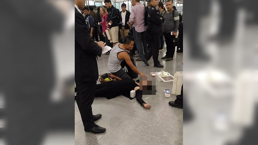 消防員莊璨瑋在香港機場救昏倒路人，卻因此錯過飛機。圖／翻攝自林詩詩臉書