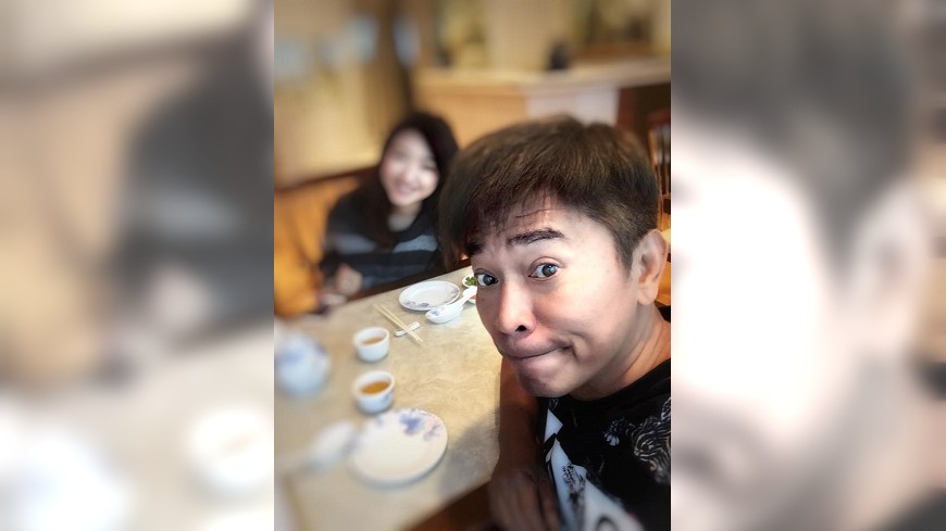吳宗憲在臉書PO出一張二女兒的照片，雖然被打「朦」，但仍有網友說Vivian好漂亮。