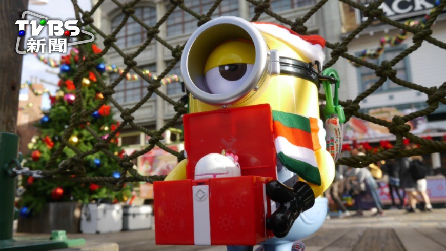 日本環球影城換上聖誕布置，聖誕活動也會一直從11月11日持續到2017年1月9日，園區內的小小兵聖誕爆米花桶是一款超人氣商品。