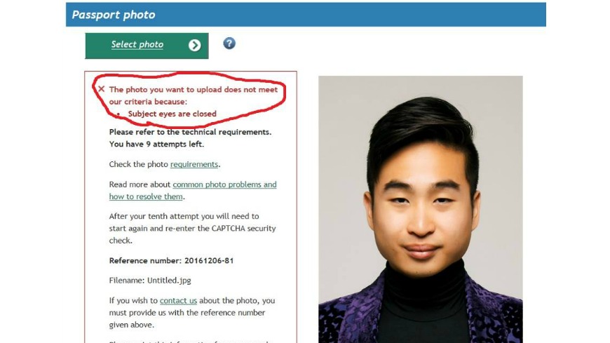 李姓男子在線上系統更新護照時，被以「閉眼」為由拒絕。