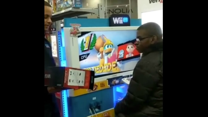 美國紐約賣場員工發現，一名非裔少年每天都會到店裡玩Wii U展示機，因此決定送給該名少年一個聖誕節禮物，自掏腰包和員工們一起送了一台Wii U給少年，讓少年超感動。