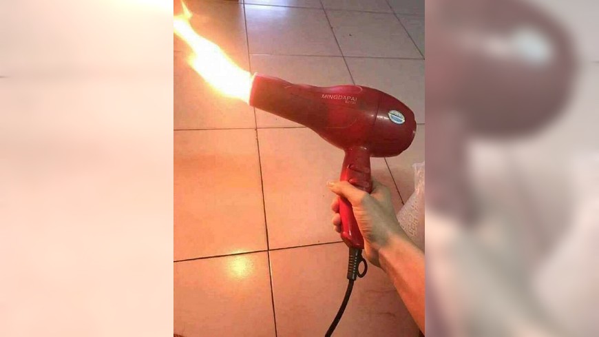 有網友在淘寶上購買一台吹風機，沒想到收到商品後，插電使用，吹風口竟噴出火焰，嚇壞眾人。