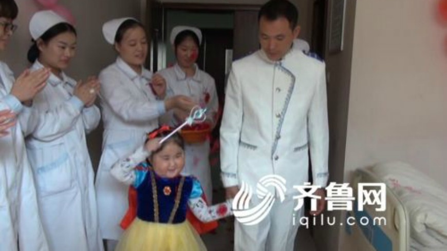 小海清在醫護人員的見證下，嫁給帥氣的「白馬王子」。圖／截自《齊魯網》
