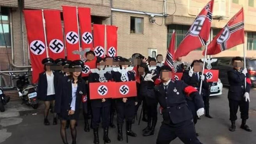 全班學生在校園活動上扮成納粹德國黨衛軍，引發不少網友怒斥和質疑。