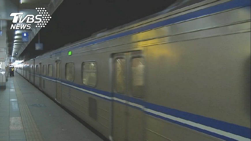 快訊/強行上車! 女卡台鐵屏東站月台與車廂間
