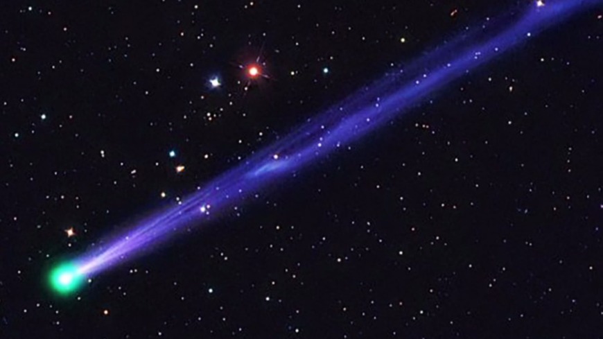 2017年元旦凌晨2點30分左右，將有一顆藍綠色彗星從新月旁劃過。