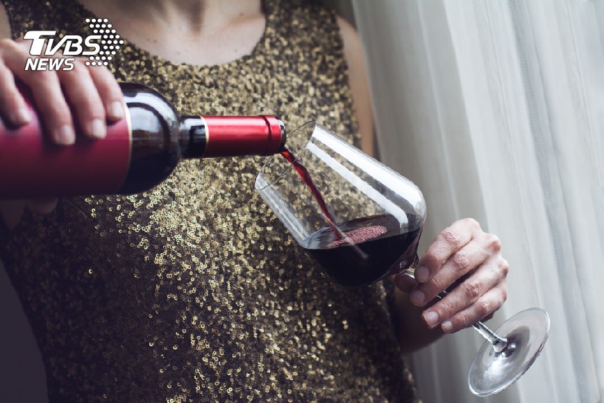 不良酒商混酒除了加入化學藥劑，還摻入木屑，令消費者以為買到高級紅酒。示意圖／Shutterstock