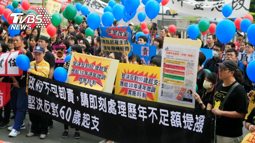 圖/中央社 訴求合理年金改革 教師會向陳菊陳情