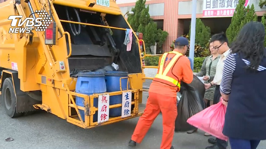 有味道…跟垃圾車突「榨汁」 她哭:頭髮還有菜