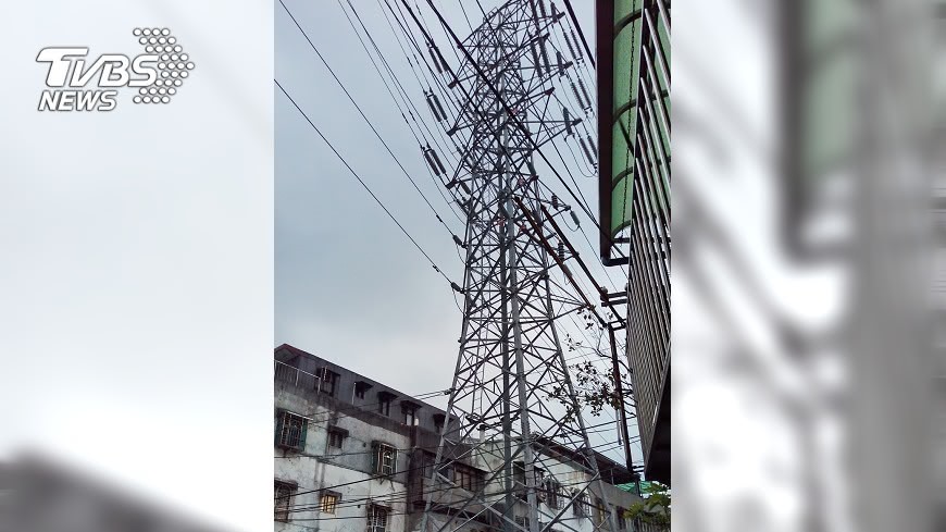 衰！新手媽尿布丟中高壓電　瞬間炸飛成火球亡