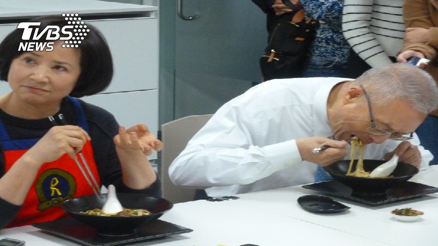 前總統吳敦義（右）最喜歡吃老婆蔡令怡（左）煮的牛肉麵。圖／TVBS