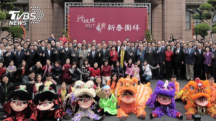 行政院２日在台北市立民族國小舞獅團的表演中舉辦新春團拜。圖／行政院提供