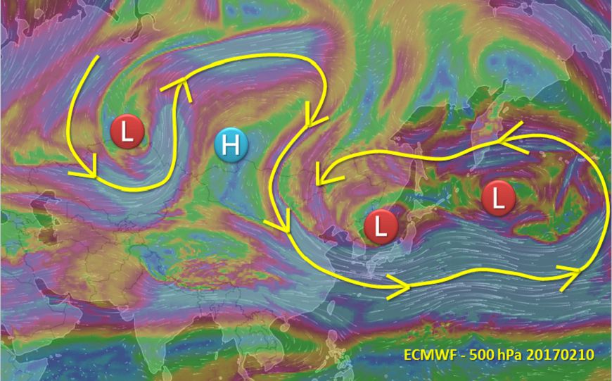 亞洲上空呈現兩槽一脊的「西風阻塞高壓脊」，型態清楚可見。