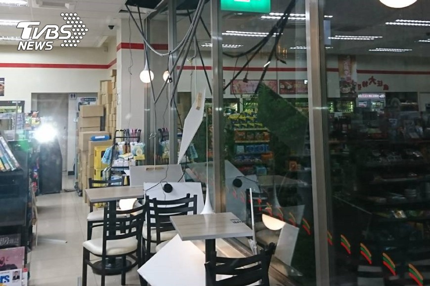 凌晨一震造成台南超商的天花板掉落 ，幸未傳出嚴重災情。圖／中央社