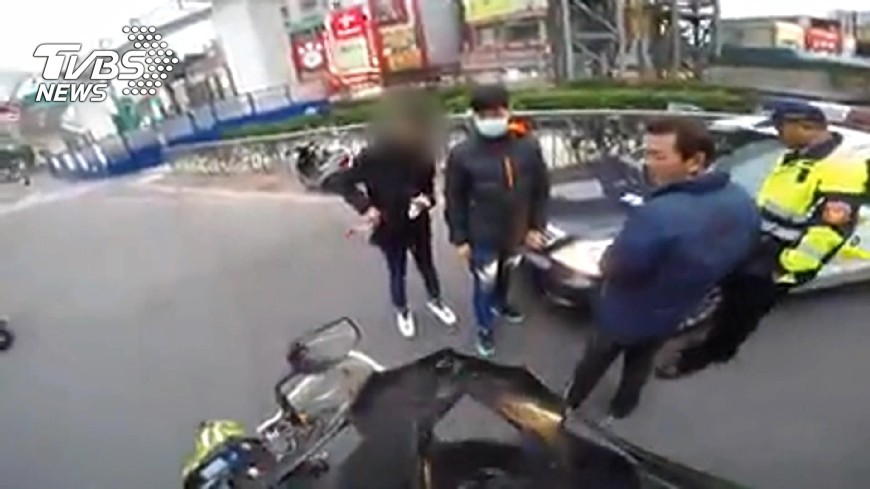 騎士見車禍熱心出手！女網友讚「帥」…結局神展開