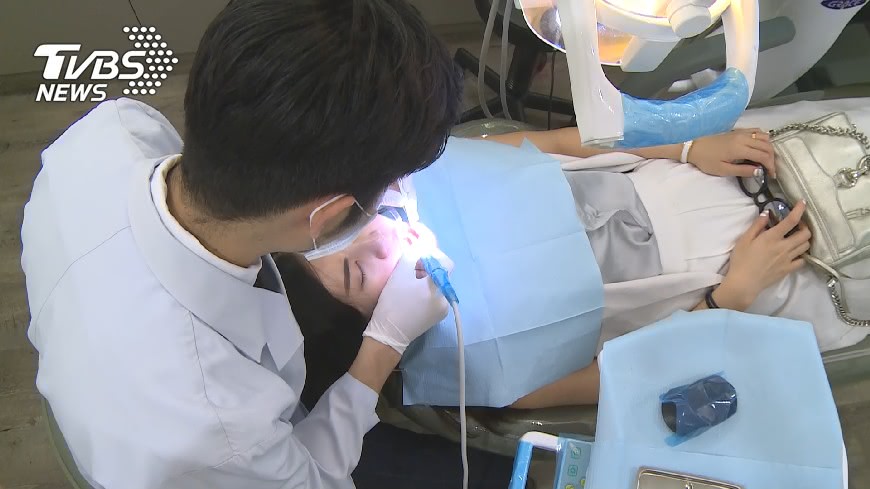 Fw: [新聞] 牙醫拔智齒「鑽破喉嚨」！台南女失血頭暈