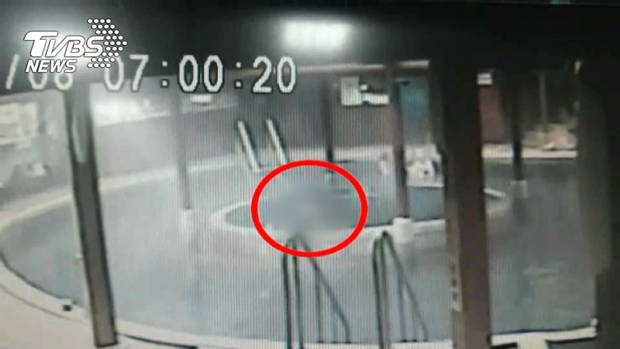 飯店監視器拍到陳姓老先生漂浮在內圈圓形熱水池