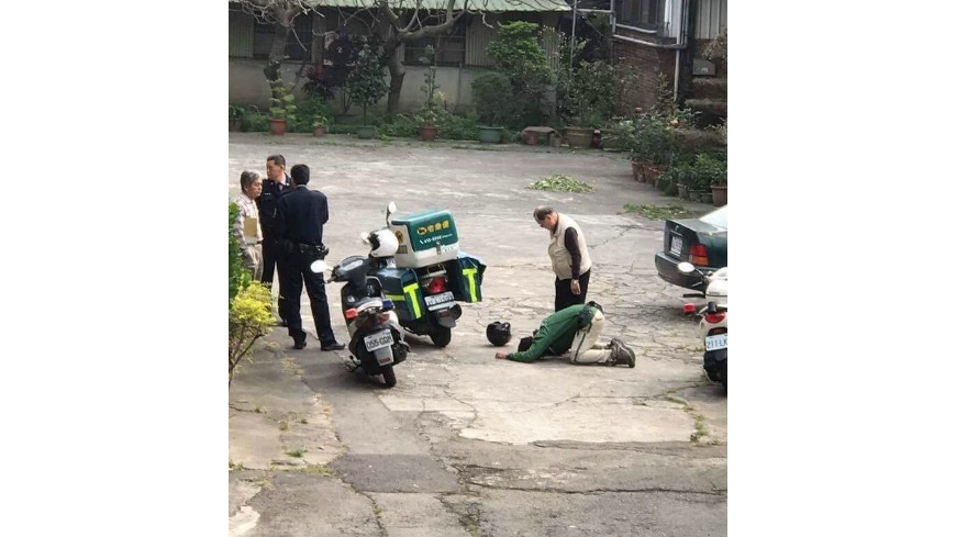 遲到拒收！宅配員跪地痛哭　黑貓將調查