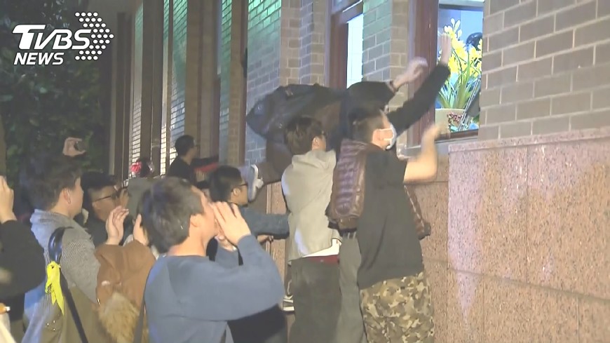 2014年爆發太陽花學運，部分學生轉戰行政院佔領，遭警方驅離。（圖／TVBS資料畫面）
