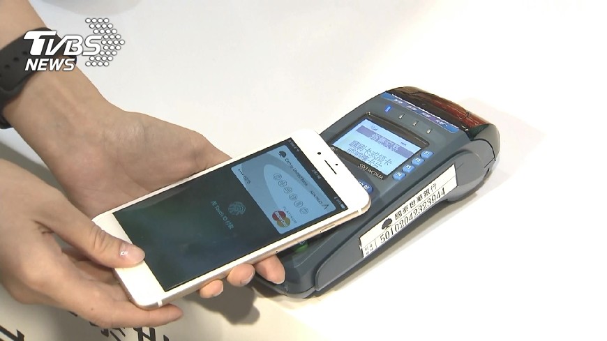 尬Apple Pay 台灣Pay拚5年綁10萬卡