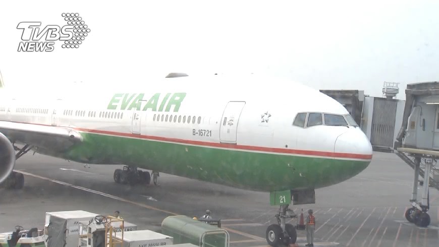 長榮「逆風高飛」 空中盤旋畫奧迪符號