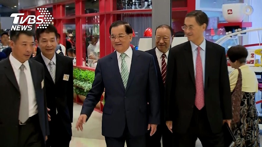 退職政務官年改 連戰月退恐減為18萬