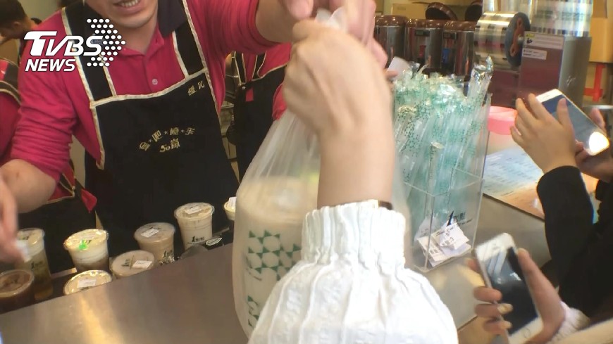 傻眼!奧客不爽提袋要1元 丟下做好飲料甩頭走