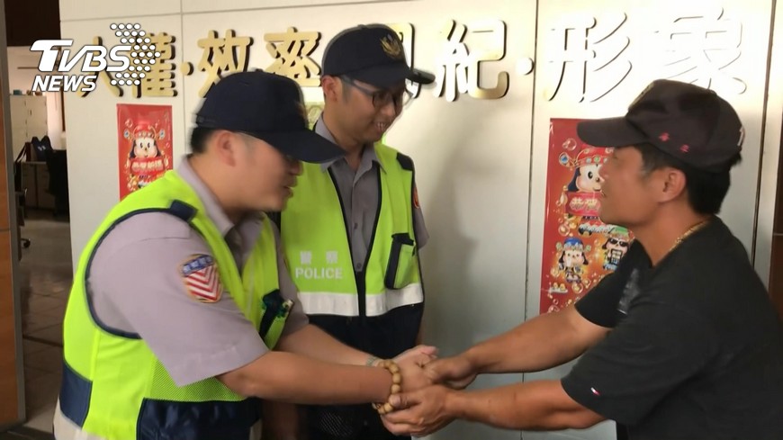 在國道車禍中殉職的員警葉家豪(左),2017年曾因熱心助人登媒體版面。圖/TVBS資料畫面