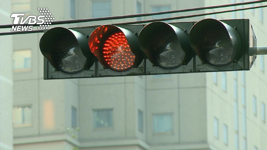 新竹縣一名騎士因為紅燈越線、逆向和未打方向燈等違規行為，2分鐘內被開了8張罰單。(示意圖／TVBS)