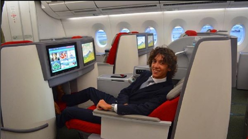 20歲的曼特拉斯，他的工作是搭頭等艙環遊世界。(圖／翻攝自IG)