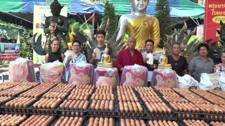 泰國一名女老買彩券中獎，事後除了買29999顆雞蛋謝神之外，剩下的獎金全分給員工。(圖／翻攝自推特)