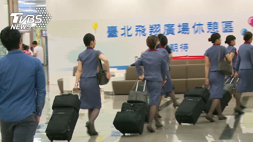 搬行李泡泡麵意外多 空服工作藏危機