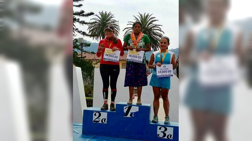 墨西哥一名女子穿著裙子和涼鞋參加馬拉松，結果擊敗500名選手奪下冠軍。(圖／翻攝自Que todo Tehuacan se entere臉書粉絲專頁)