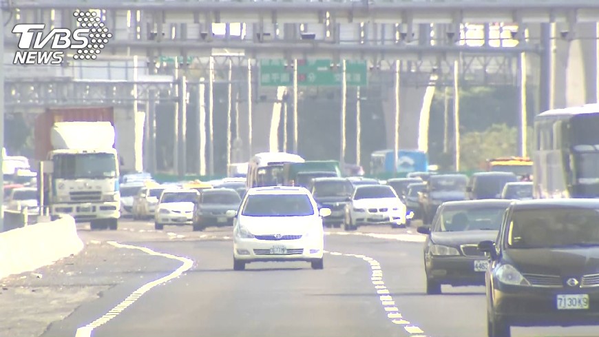 國道首次日間離峰減價 估移轉7%尖峰車流