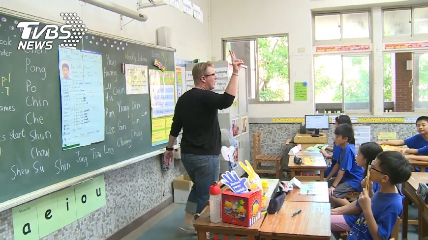 教部:公開補教師學經歷未違法已再上架
