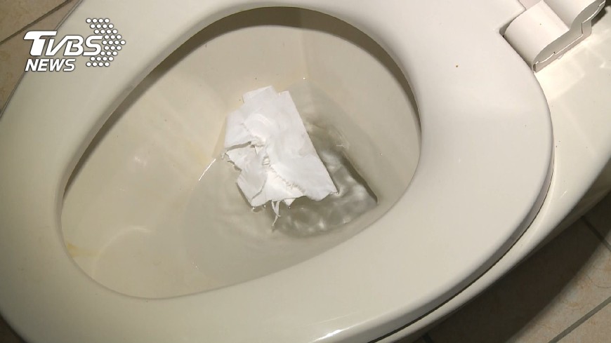 各位會把衛生紙丟進馬桶裡嗎？ （圖／TVBS資料畫面）