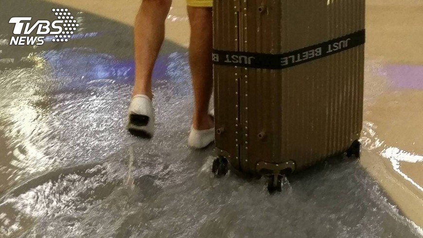 機場天花板漏水 桃機:未完工區溢流