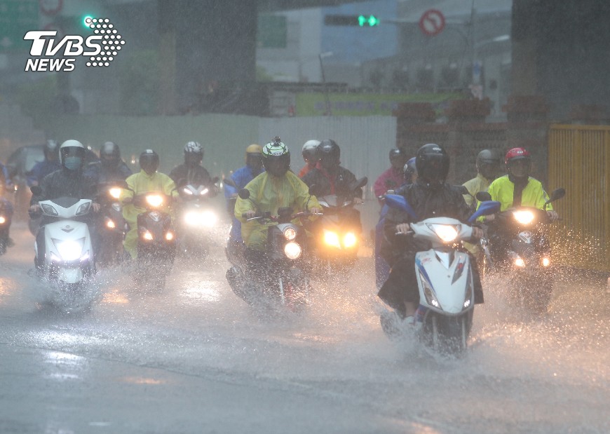 東半部短暫陣雨 北部防午後雷陣雨