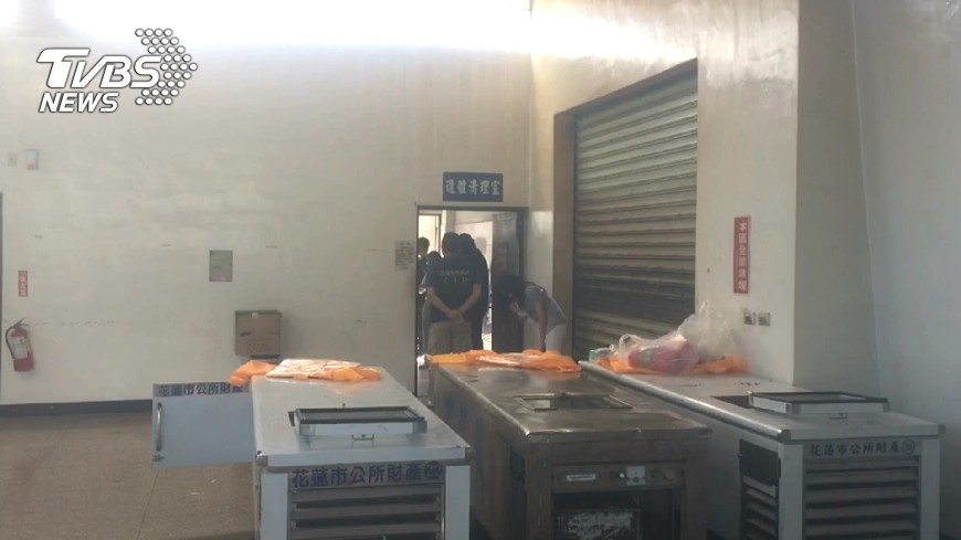 齊柏林遺體相驗　家屬不停拭淚