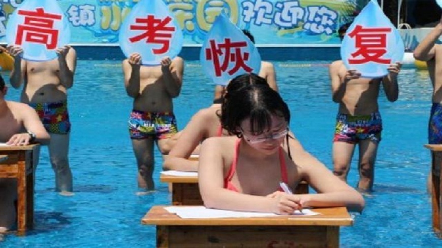 重慶這場別出生面的水中模擬考，學生們換上泳裝應試。(圖／翻攝自重慶商報) 幫學長姐加油？重慶高中生換上比基尼來場「水中模擬考」